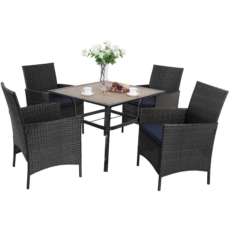 Ensemble de salle à manger d'extérieur 5 pièces, comprenant 1 table carrée en métal de 94 cm avec trou pour parasol et 4 chaises en rotin avec coussins.