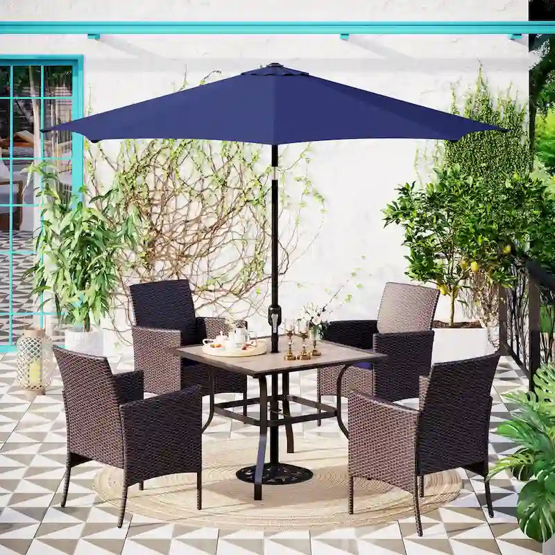 Ensemble de salle à manger d'extérieur 5 pièces, comprenant 1 table carrée en métal de 94 cm avec trou pour parasol et 4 chaises en rotin avec coussins.