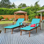 Ensemble de 3 chaises longues de patio en rotin Costway avec table pliante et méridienne en bois.
