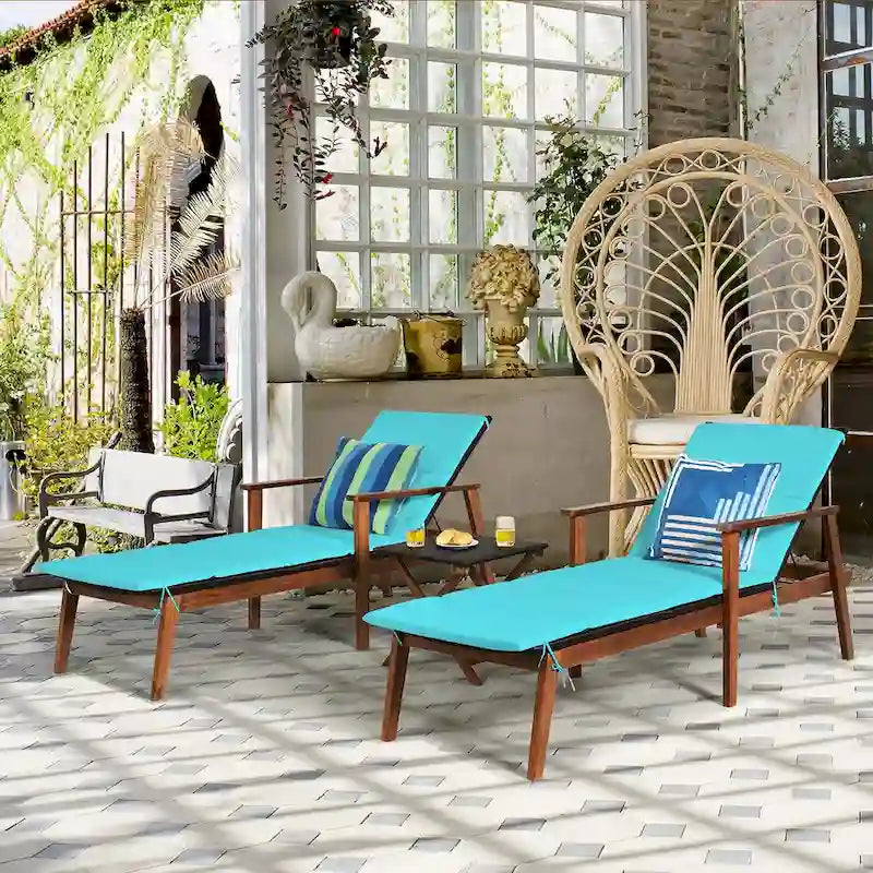 Ensemble de 3 chaises longues de patio en rotin Costway avec table pliante et méridienne en bois.