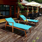 Ensemble de 3 chaises longues de patio en rotin Costway avec table pliante et méridienne en bois.