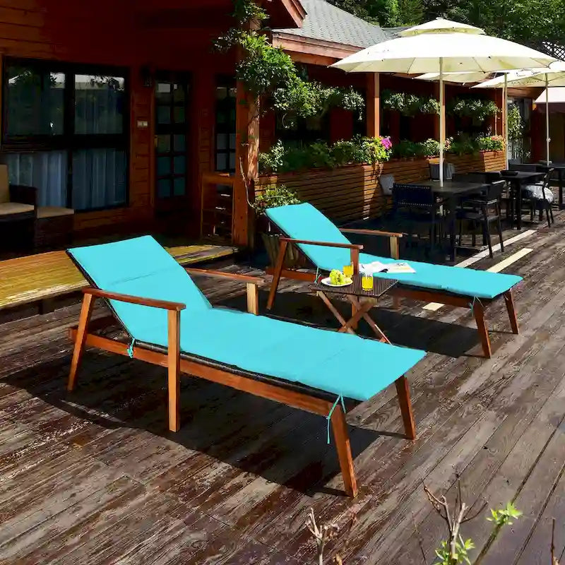 Ensemble de 3 chaises longues de patio en rotin Costway avec table pliante et méridienne en bois.