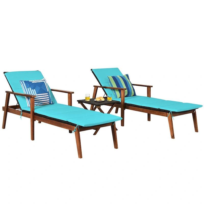 Ensemble de 3 chaises longues de patio en rotin Costway avec table pliante et méridienne en bois.
