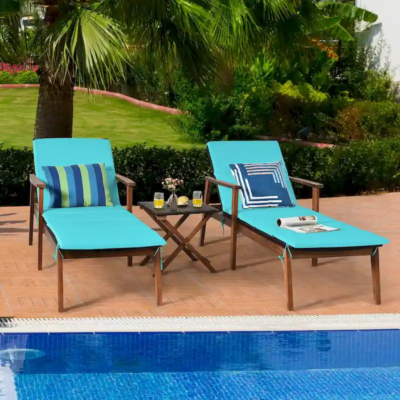 Ensemble de 3 chaises longues de patio en rotin Costway avec table pliante et méridienne en bois.