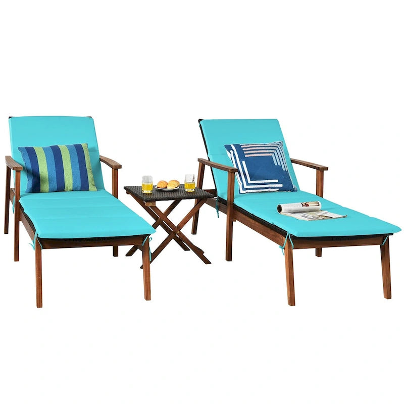 Ensemble de 3 chaises longues de patio en rotin Costway avec table pliante et méridienne en bois.