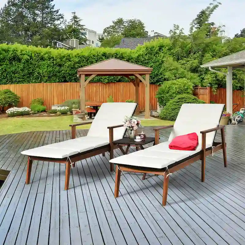 Ensemble de 3 chaises longues de patio en rotin Costway avec table pliante et méridienne en bois.