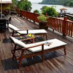 Ensemble de 3 chaises longues de patio en rotin Costway avec table pliante et méridienne en bois.