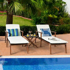 Ensemble de 3 chaises longues de patio en rotin Costway avec table pliante et méridienne en bois.