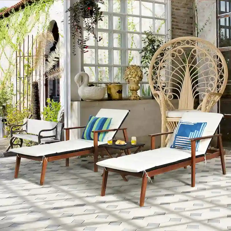 Ensemble de 3 chaises longues de patio en rotin Costway avec table pliante et méridienne en bois.