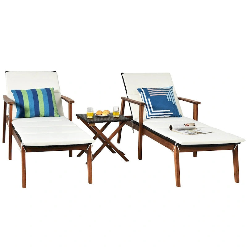 Ensemble de 3 chaises longues de patio en rotin Costway avec table pliante et méridienne en bois.