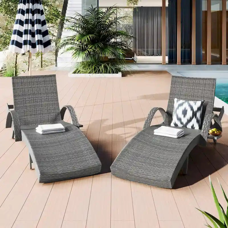 Ensemble de 2 chaises longues d'extérieur en résine tressée, fauteuil inclinable en rotin pour terrasse avec table d'appoint coulissante et dossier réglable.