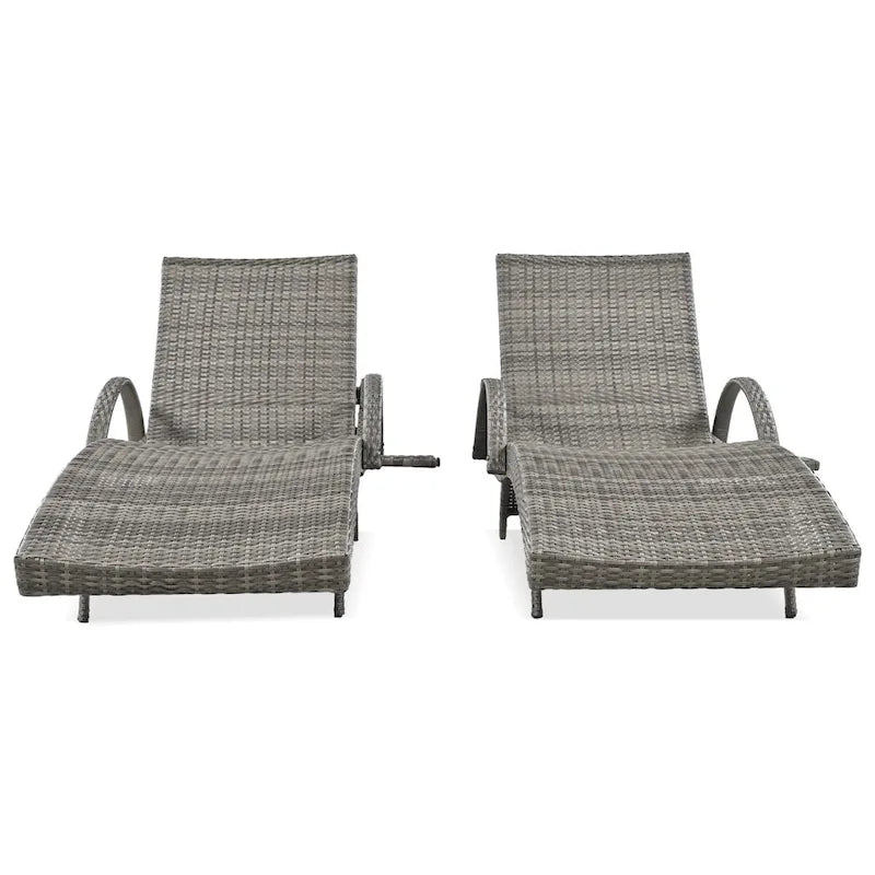 Ensemble de 2 chaises longues d'extérieur en résine tressée, fauteuil inclinable en rotin pour terrasse avec table d'appoint coulissante et dossier réglable.