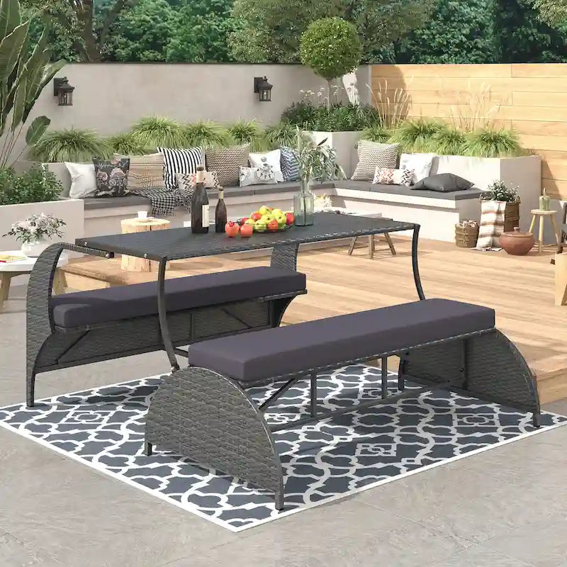 Canapé deux places d'extérieur convertible en quatre places et table, idéal pour les jardins et les pelouses.