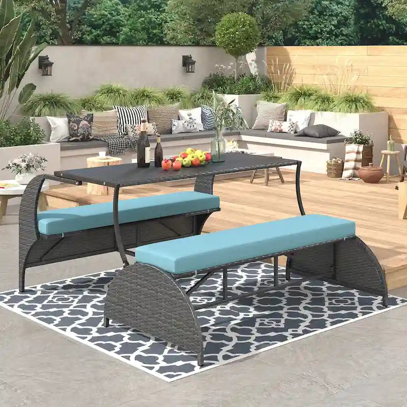 Canapé deux places d'extérieur convertible en quatre places et table, idéal pour les jardins et les pelouses.