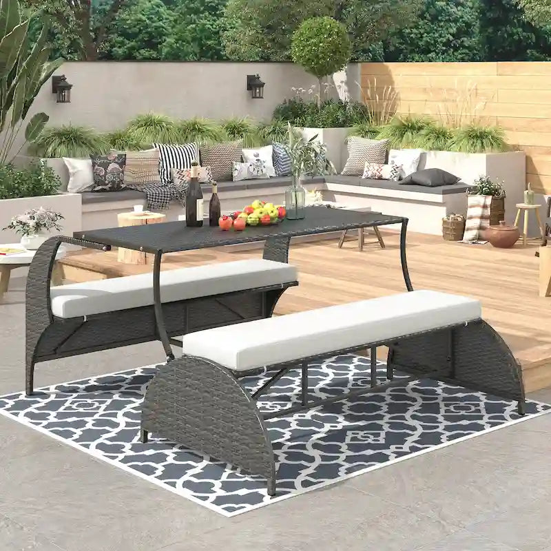 Canapé deux places d'extérieur convertible en quatre places et table, idéal pour les jardins et les pelouses.