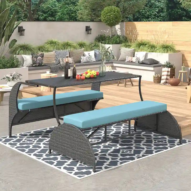 Canapé deux places d'extérieur convertible en quatre places et table, idéal pour les jardins et les pelouses.
