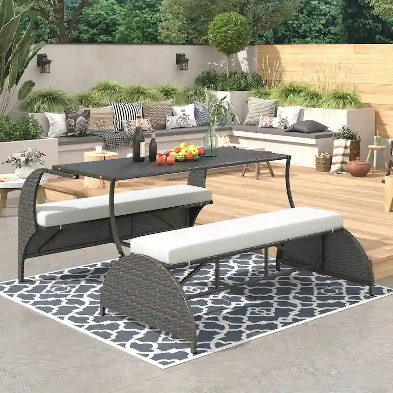 Canapé deux places d'extérieur convertible en quatre places et table, idéal pour les jardins et les pelouses.