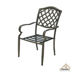 Ensemble de 4 chaises de jardin en fonte d'aluminium marron avec accoudoirs et coussins.