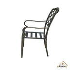 Ensemble de 4 chaises de jardin en fonte d'aluminium marron avec accoudoirs et coussins.