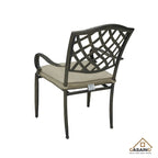 Ensemble de 4 chaises de jardin en fonte d'aluminium marron avec accoudoirs et coussins.