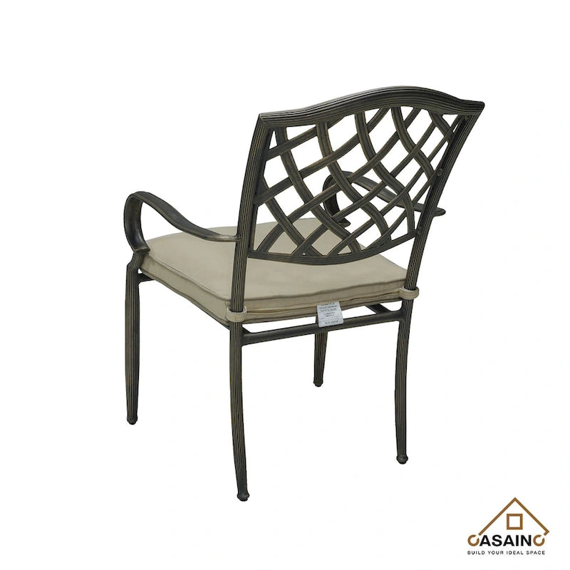Ensemble de 4 chaises de jardin en fonte d'aluminium marron avec accoudoirs et coussins.