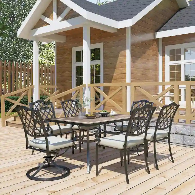 Ensemble de 4 chaises de jardin en fonte d'aluminium marron avec accoudoirs et coussins.