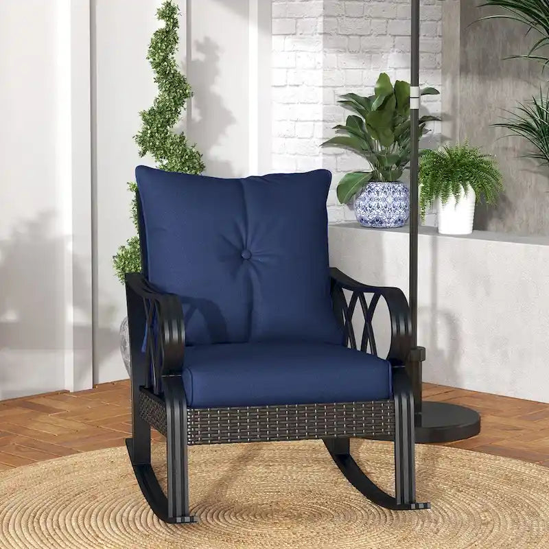 Fauteuil à bascule d'extérieur en osier, avec coussins rembourrés et accoudoirs