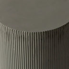 Table d'appoint ronde Eden de 35,5 cm de diamètre en fibre de pierre, idéale pour l'intérieur et l'extérieur.
