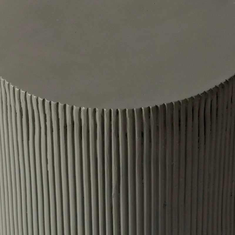 Table d'appoint ronde Eden de 35,5 cm de diamètre en fibre de pierre, idéale pour l'intérieur et l'extérieur.
