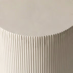Table d'appoint ronde Eden de 35,5 cm de diamètre en fibre de pierre, idéale pour l'intérieur et l'extérieur.