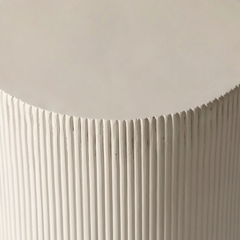 Table d'appoint ronde Eden de 35,5 cm de diamètre en fibre de pierre, idéale pour l'intérieur et l'extérieur.