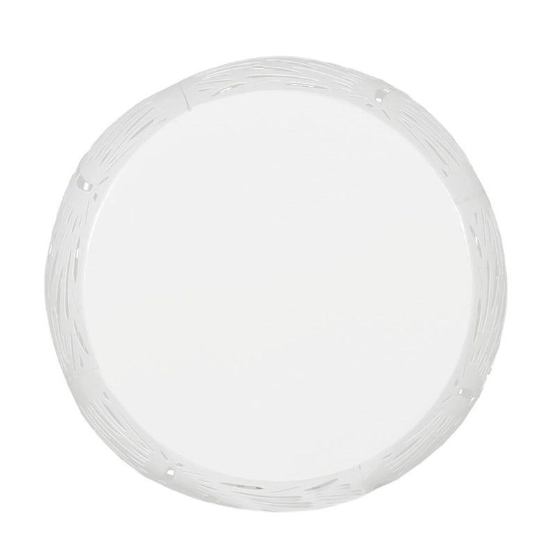 Table d'appoint ronde en métal pour terrasse, avec un design cylindrique ajouré, idéale pour l'intérieur et l'extérieur.