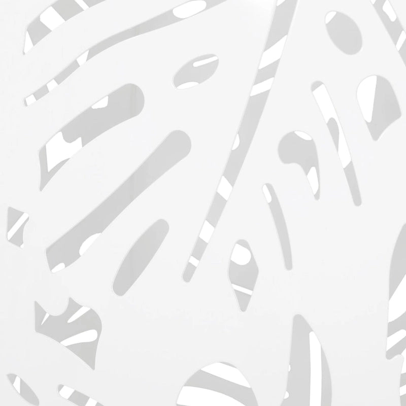 Table d'appoint ronde en métal pour terrasse, avec un design cylindrique ajouré, idéale pour l'intérieur et l'extérieur.