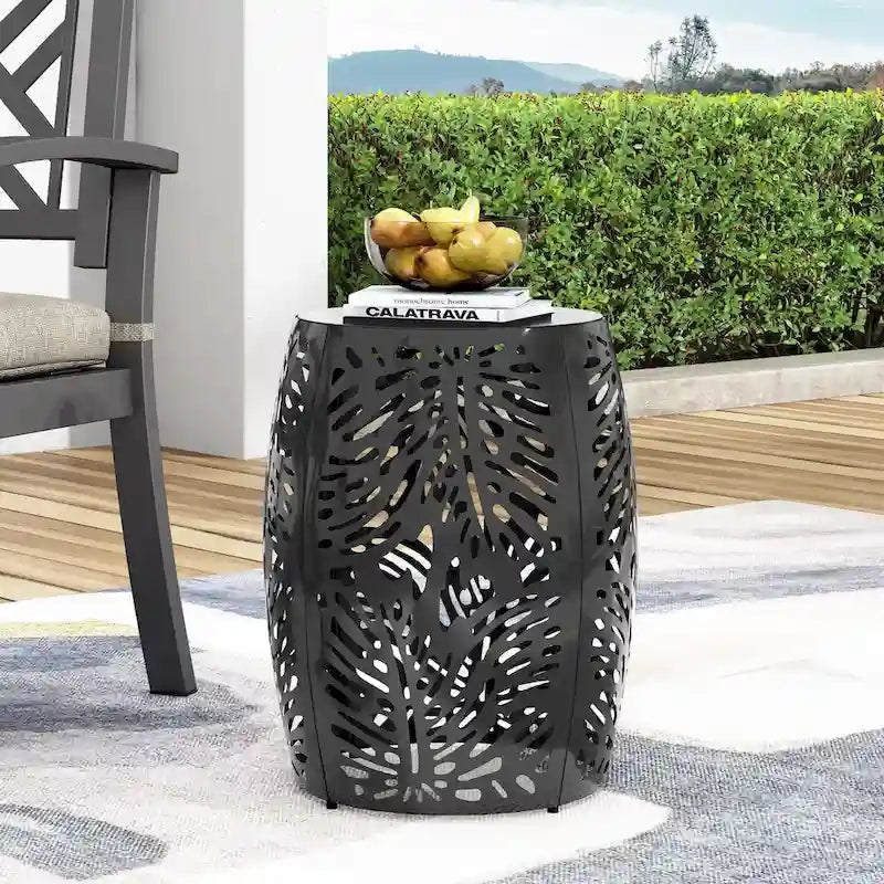 Table d'appoint ronde en métal pour terrasse, avec un design cylindrique ajouré, idéale pour l'intérieur et l'extérieur.