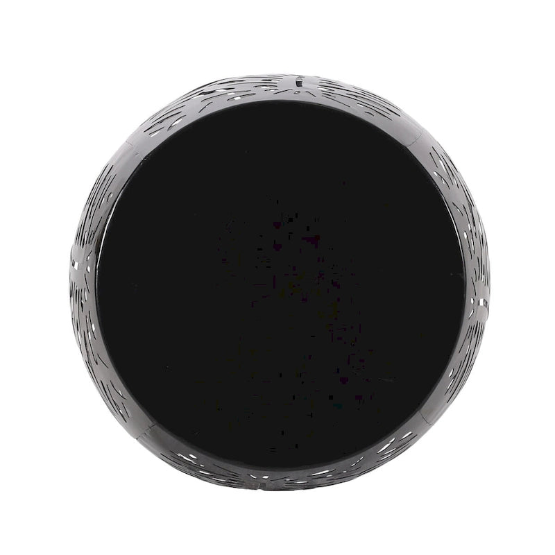 Table d'appoint ronde en métal pour terrasse, avec un design cylindrique ajouré, idéale pour l'intérieur et l'extérieur.