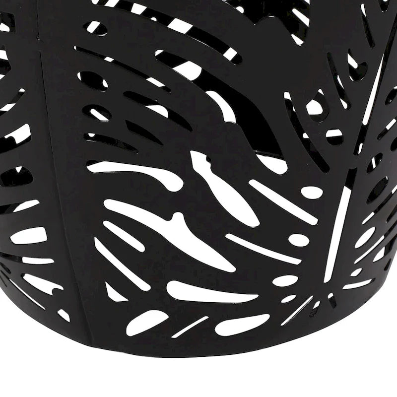 Table d'appoint ronde en métal pour terrasse, avec un design cylindrique ajouré, idéale pour l'intérieur et l'extérieur.