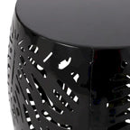 Table d'appoint ronde en métal pour terrasse, avec un design cylindrique ajouré, idéale pour l'intérieur et l'extérieur.