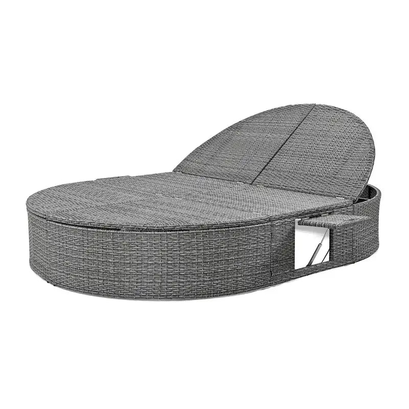 Lit de jour d'extérieur en rotin avec dossiers réglables et plateaux porte-gobelets pliables