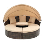Lit de jour d'extérieur beige avec auvent réglable et design convertible