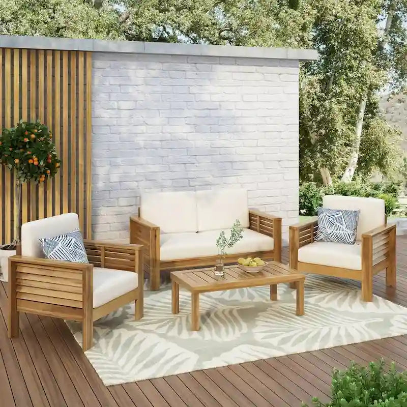 Ensemble canapé deux places et table basse en bois de teck et d'acacia avec coussins crème