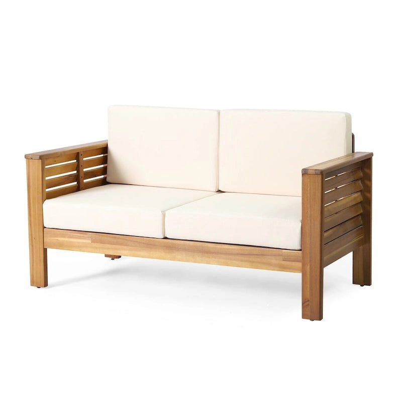 Ensemble canapé deux places et table basse en bois de teck et d'acacia avec coussins crème