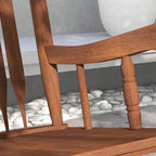 Fauteuil à bascule d'extérieur en bois, supportant jusqu'à 159 kg (350 lb), avec dossier haut.