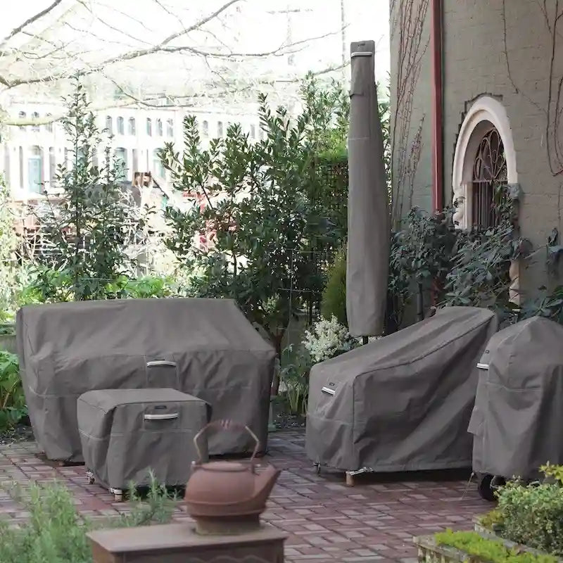 Ensemble housse de barbecue imperméable Ravenna de 64 pouces et housse de chaise longue de patio de 38 pouces de Classic Accessories