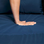 Ensemble de conversation extérieur 3 pièces avec fauteuil pivotant et coussins en rotin.