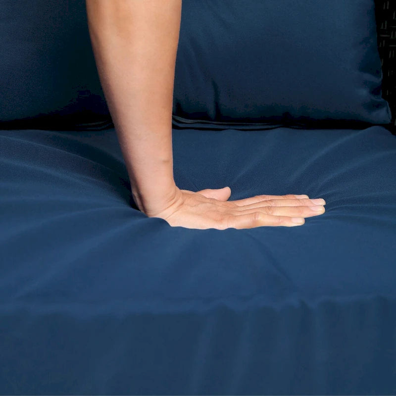 Ensemble de conversation extérieur 3 pièces avec fauteuil pivotant et coussins en rotin.